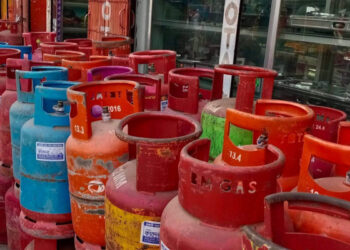 যশোরে সরকার নির্ধারিত মূল্যের চেয়ে অীধক দামে এলপিজি সিলিন্ডার গ্যাস বিক্রি