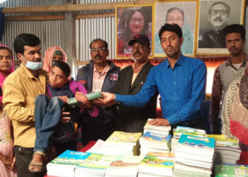 হরিণাকুন্ডে প্রতিবন্ধী শিশুদের মাঝে পাঠ্য বই বিতরণ,আনন্দিত  শিশুরা