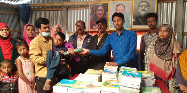হরিণাকুন্ডে প্রতিবন্ধী শিশুদের মাঝে পাঠ্য বই বিতরণ,আনন্দিত শিশুরা
