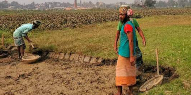 বন্দরে মসজিদের জমি দখল ও মাটি কাটার অভিযোগ
