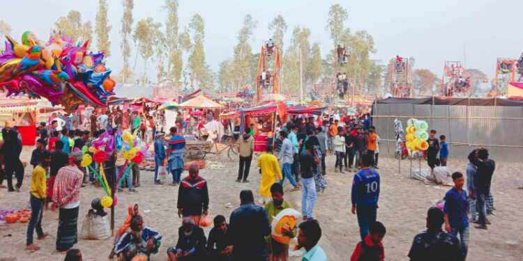 লাখো মানুষের   পদচারণায় মুখরিত বগুড়ার ঐতিহ্যবাহী পোড়াদহ মেলা!