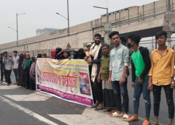 কাঁচপুরে সড়ক দুর্ঘটনায় আহত স্বামীর ক্ষতি পূরণ দাবিতে   সাবেক মহিলা সদস্যর মানববন্ধন