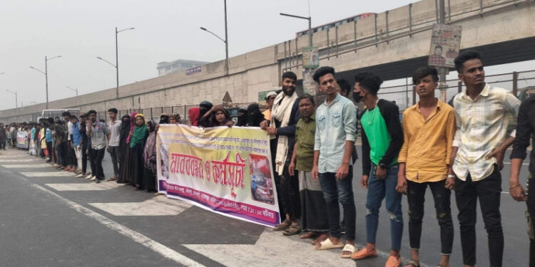 কাঁচপুরে সড়ক দুর্ঘটনায় আহত স্বামীর ক্ষতি পূরণ দাবিতে সাবেক মহিলা সদস্যর মানববন্ধন