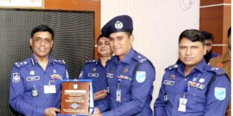 ঢাকা রেঞ্জ এর শ্রেষ্ঠ ওসি তদন্ত আহসান উল্লাহ।