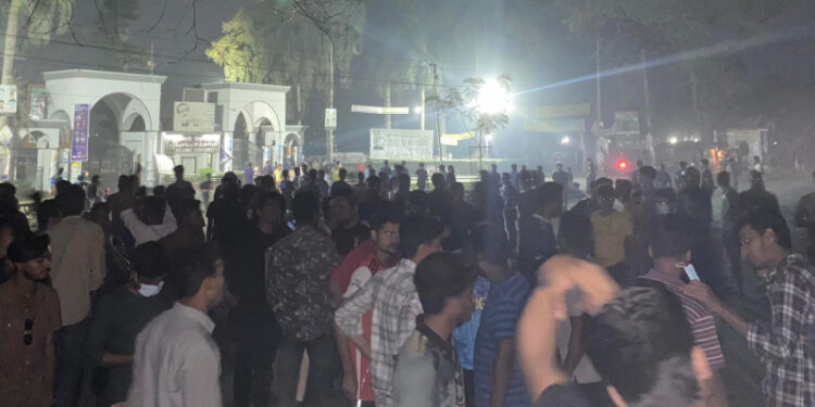 ইবিতে শিক্ষার্থীদের উপর স্থানীয়দের হামলা, উপাচার্য ও এএসপির আশ্বাসে আন্দোলন স্থগিত
