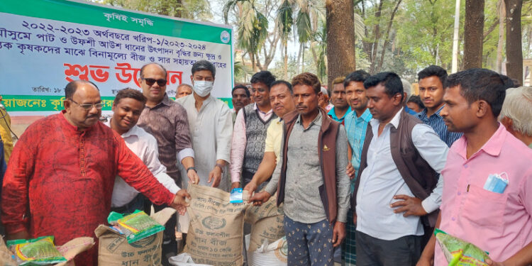 রাণীশংকৈলে কৃষক পাচ্ছে বিনামূল্য পাটসহ সার ও ধান বীজ