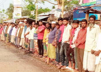 আমতলীতে চাঁদাবাজি বন্ধের দাবিতে   ব্যবসায়ীদের মানববন্ধন