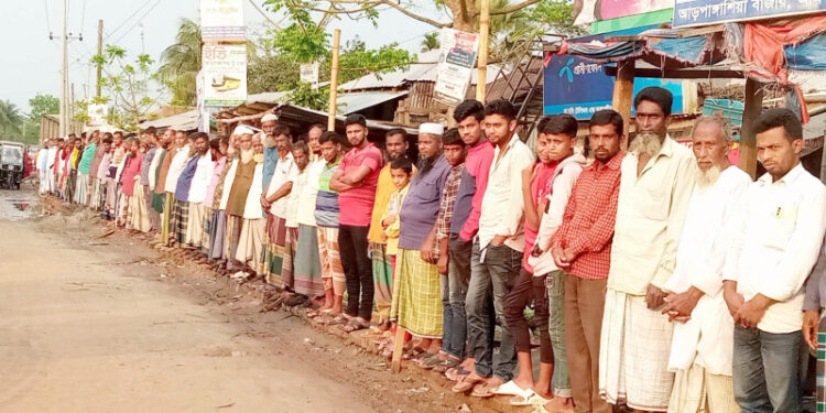 আমতলীতে চাঁদাবাজি বন্ধের দাবিতে ব্যবসায়ীদের মানববন্ধন