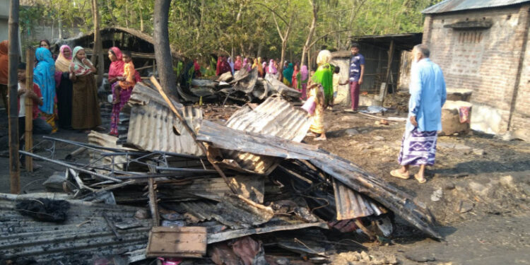 চাঁপাইনবাবগঞ্জে আগুনে পুড়ল ৮ ঘর