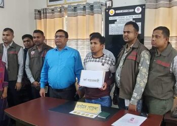 বেনাপোলে শুল্ক গোয়েন্দার অভিযানে   পাসপোর্ট যাত্রীর পেট থেকে স্বর্ণের বার উদ্ধার