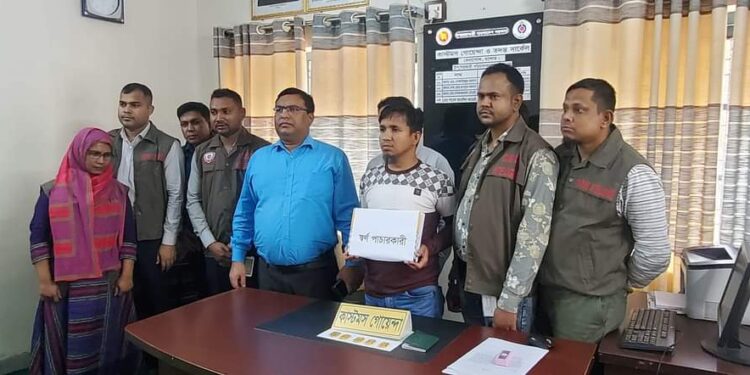 বেনাপোলে শুল্ক গোয়েন্দার অভিযানে   পাসপোর্ট যাত্রীর পেট থেকে স্বর্ণের বার উদ্ধার