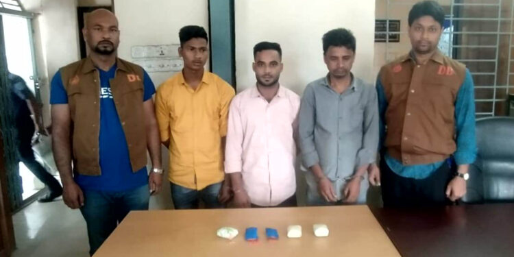 সোনারগাঁয়ে ডিবির অভিযানে ২৫’শ পিস ইয়াবাসহ ৩ মাদক কারবারি গ্রেফতার