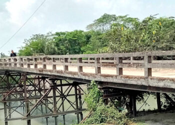 আমতলীতে ঝুঁকি নিয়ে ব্রিজ পারাপার,আতঙ্কে পথচারীরা