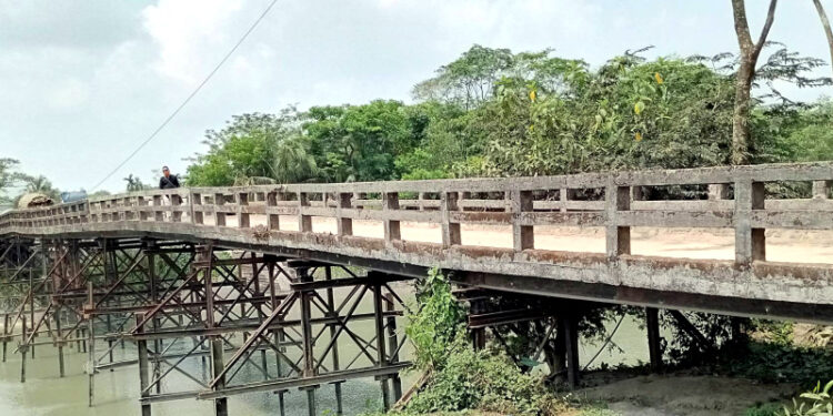 আমতলীতে ঝুঁকি নিয়ে ব্রিজ পারাপার,আতঙ্কে পথচারীরা