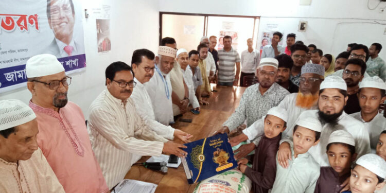জামালপুরে প্রধানমন্ত্রীর পক্ষ থেকে এতিম অসহায়দের মাঝে খাদ্য সামগ্রী বিতরণ