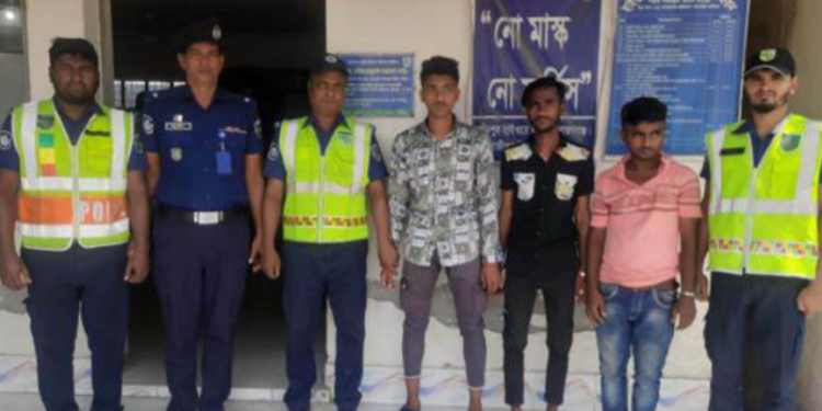 কাঁচপুরে   গণপরিবহনে চাঁদাবাজিকালে তিন চাঁদাবাজ গ্রেপ্তার