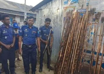 ব্রাহ্মণবাড়িয়ায় গ্রাম্য সংঘর্ষ প্রতিরোধে দেশীয় অস্ত্র উদ্ধার অভিযানে পুলিশ
