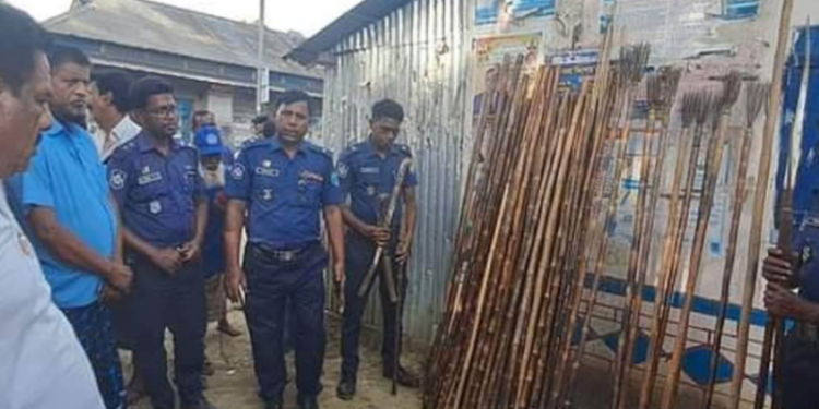 ব্রাহ্মণবাড়িয়ায় গ্রাম্য সংঘর্ষ প্রতিরোধে দেশীয় অস্ত্র উদ্ধার অভিযানে পুলিশ