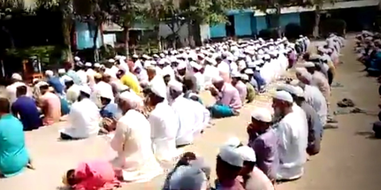 রানীশংকৈলে   বৃষ্টির জন্য শতাধিক মুসল্লির মোনাজাত 