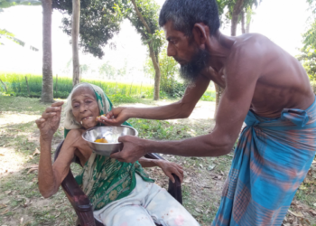 রাণীশংকৈলে শতবর্ষী বৃদ্ধার নেই কোন নির্দিষ্ট ঠিকানা