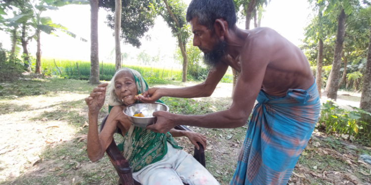 রাণীশংকৈলে শতবর্ষী বৃদ্ধার নেই কোন নির্দিষ্ট ঠিকানা