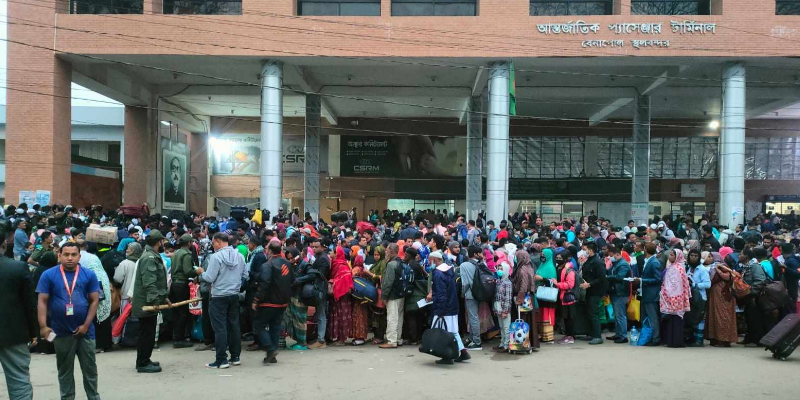 পুলিশের বিশেষ নজরদারিতে বেনাপোল চেকপোস্ট ইমিগ্রেশনে নিরাপদে পাসপোর্ট যাত্রীরা