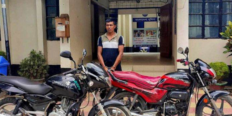 বগুড়ায়   জুডিশিয়াল ম্যাজিস্ট্রেট আদালত প্রাঙ্গন থেকে আসামি পলায়ন