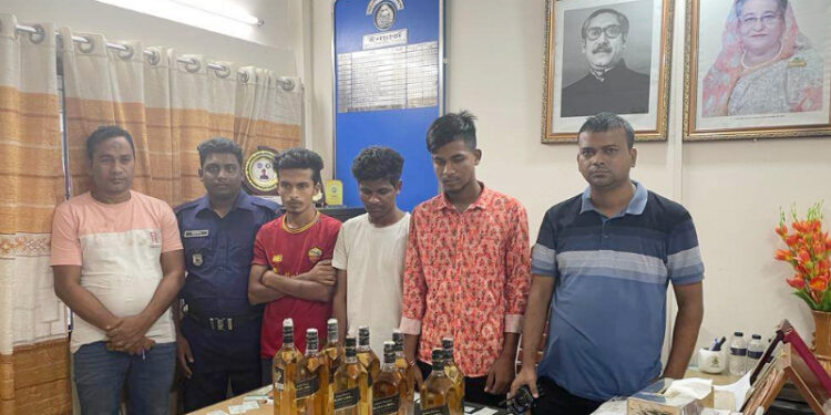রূপগঞ্জে ৯ বোতল বিদেশি মদসহ ৩ মাদক ব্যবসায়ী আটক