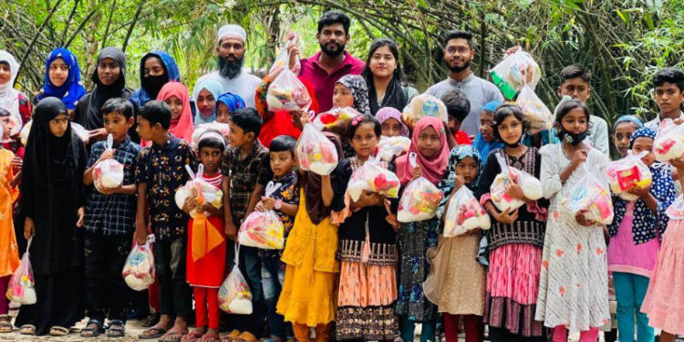 ইবিতে সুবিধাবঞ্চিত শিশুদের মাঝে ঈদ উপহার বিতরণ