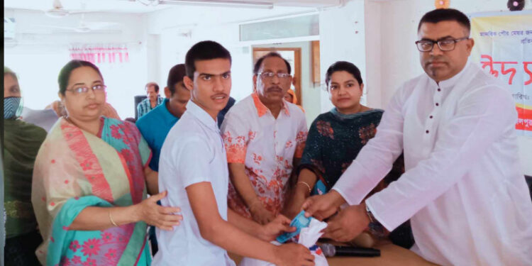 জামালপুরের শিক্ষার্থীদের মাঝে ঈদ সামগ্রী বিতরণ