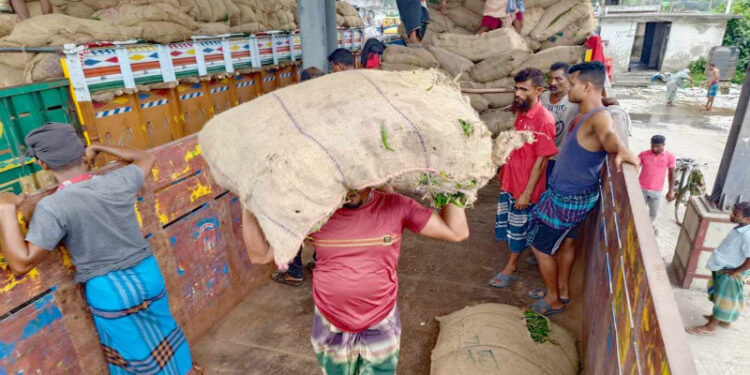 বেনাপোল স্থলবন্দর দিয়ে ৩৪ মেট্রিক টন ভারতীয় কাঁচা মরিচ আমদানি