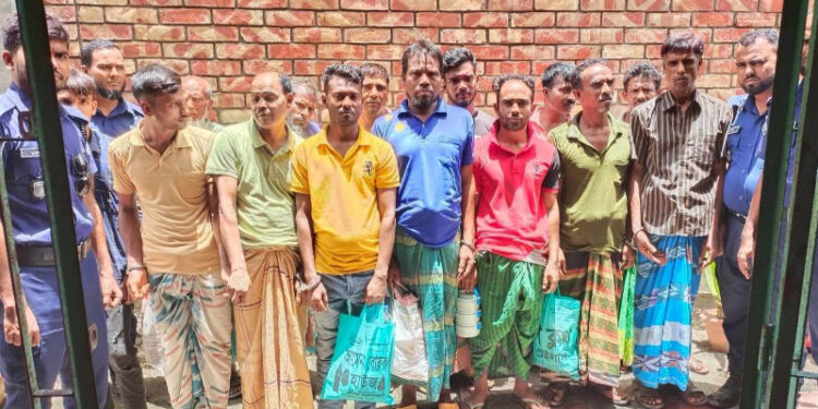 বেনাপোলে পোর্ট থানা পুলিশের অভিযানে ১৩ জন আসামী গ্রেফতার