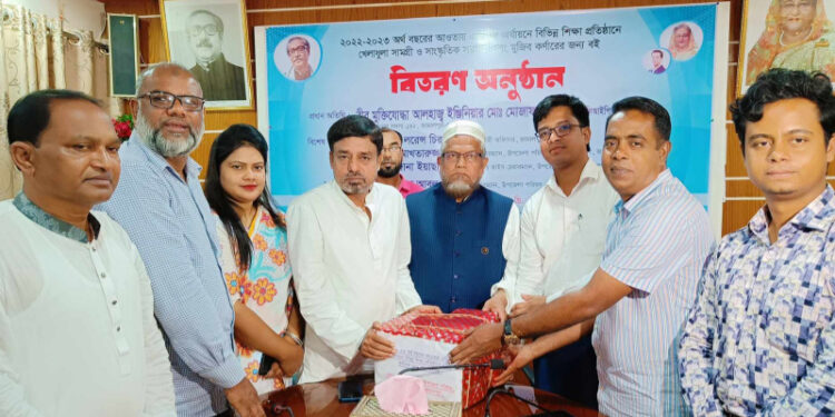 জামালপুর সদর উপজেলায় খেলাধুলা সামগ্রী, সাংস্কৃতিক সরঞ্জাম ও বই বিতরণ