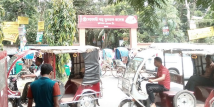 এইচএসসি পরীক্ষার প্রবেশপত্র আনতে গিয়ে জানতে পারে তারা কলেজে ভর্তিই হয়নি