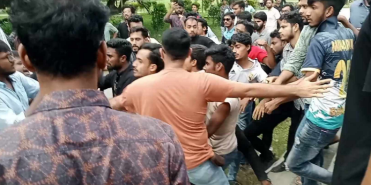 ইবিতে জনসম্মুখে শিক্ষার্থীকে ছুরিকাঘাত