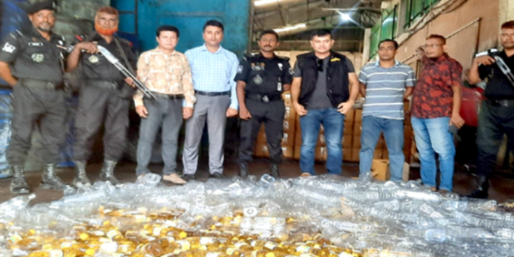 সোনারগাঁয়ে র‌্যাব-ভোক্তা অধিকারের যৌথ অভিযান,২০হাজার লিটার ভোজ্যতেল ধ্বংস