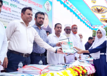 সোনারগাঁয়ে শিক্ষা উপকরণ বিতরণ