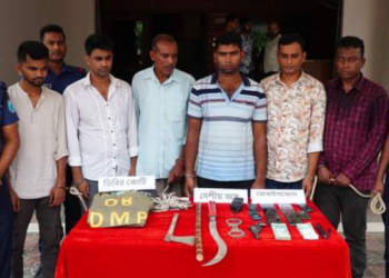 সোনারগাঁয়ে   ডিবি পরিচয়ে   কাপড়  ব্যবসায়ীকে কিডন্যাপের ঘটনায় ৬ ডাকাত গ্রেপ্তার