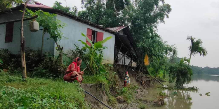 আমতলীতে নদী ভাঙ্গনে ঘর হারানোর আতঙ্কে রাশিদা