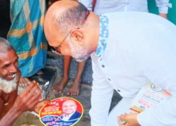 ভোটারদের মন জয়ে গণসংযোগ    চালিয়েছেন জাপা’র এমপি প্রার্থী মোস্তফা