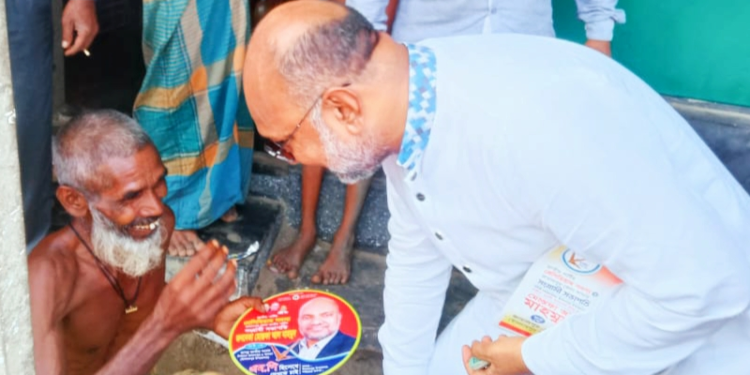 ভোটারদের মন জয়ে গণসংযোগ    চালিয়েছেন জাপা’র এমপি প্রার্থী মোস্তফা