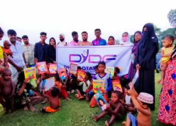 আমতলীতে বেদে শিশুদের বর্ণমালা ব‌ই বিতরণ করলো ধ্রুবতারা