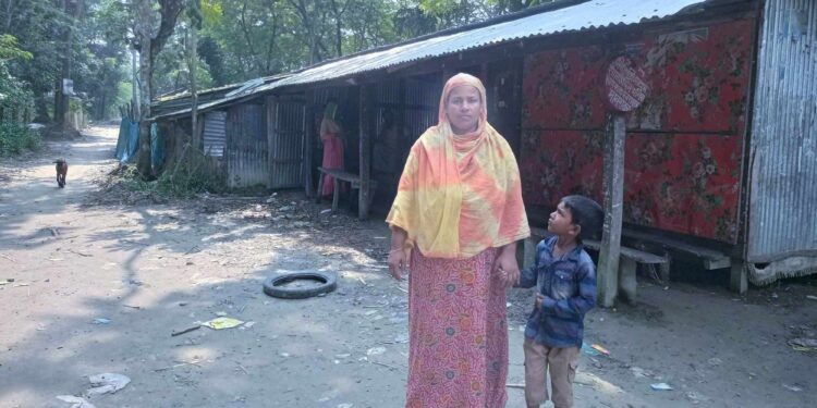 আমতলীতে ভূমিহীন নারীকে গ্রাম ছাড়া করার হুমকি মামলা দায়ের