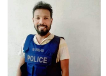 বগুড়ায় পুলিশের জ্যাকেট   গায়ে স্বেচ্ছাসেবক লীগ নেতার ছবি ভাইরাল , এসআই প্রত্যাহার