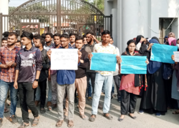 পরীক্ষা দাবিতে ইবির প্রধান ফটক অবরোধ