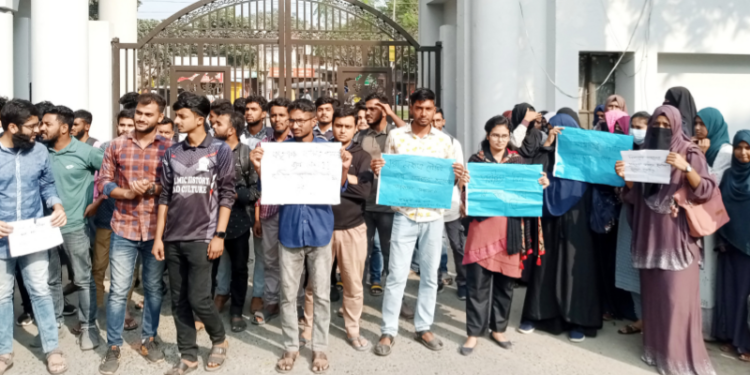 পরীক্ষা দাবিতে ইবির প্রধান ফটক অবরোধ
