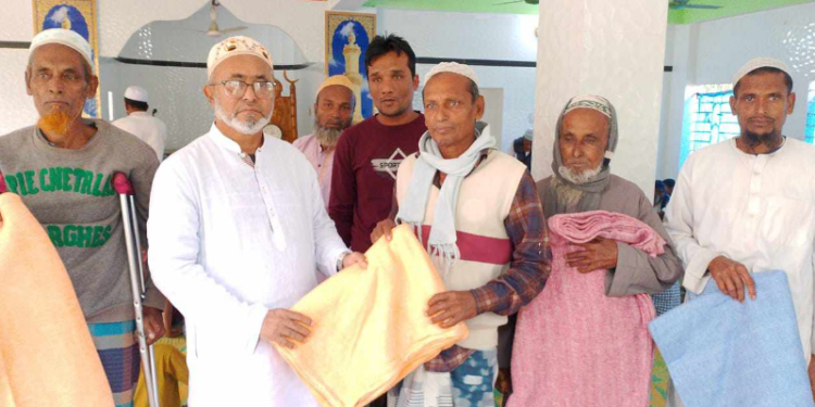 ঝিনাইদহে মসজিদের মুসল্লিদের কম্বল বিতরণ করলেন রাশিদা-হাসান ফাউন্ডেশন