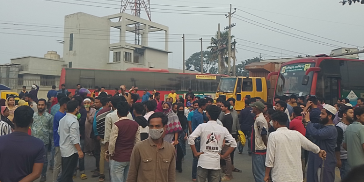 বন্দরে সরকারি গেজেটে বেতন বৃদ্ধির দাবিতে শ্রমিকদের মহাসড়ক অবরোধ