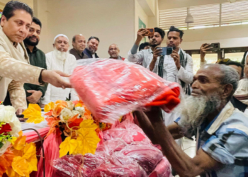 সোনারগাঁয়ে শীতার্তদের মাঝে কম্বল বিতরণ