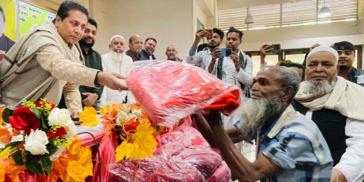 সোনারগাঁয়ে শীতার্তদের মাঝে কম্বল বিতরণ